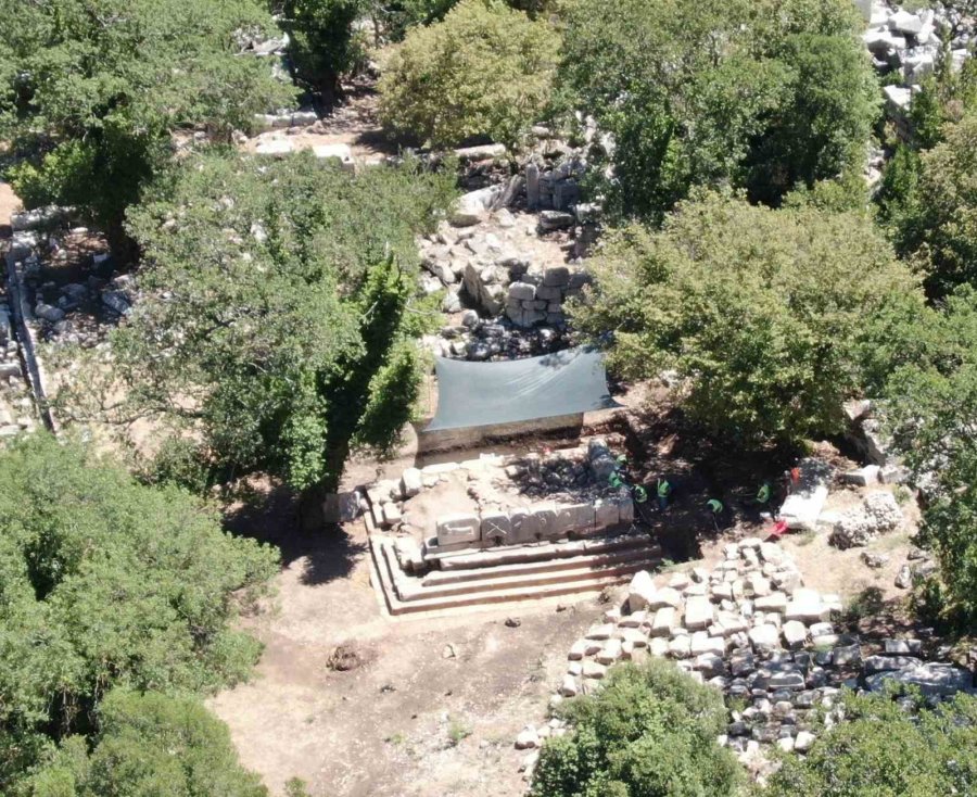 Meşe Ağacı Lahit Parçasını Havaya Kaldırdı: Termessos’ta Doğa Tarihe Sahip Çıktı