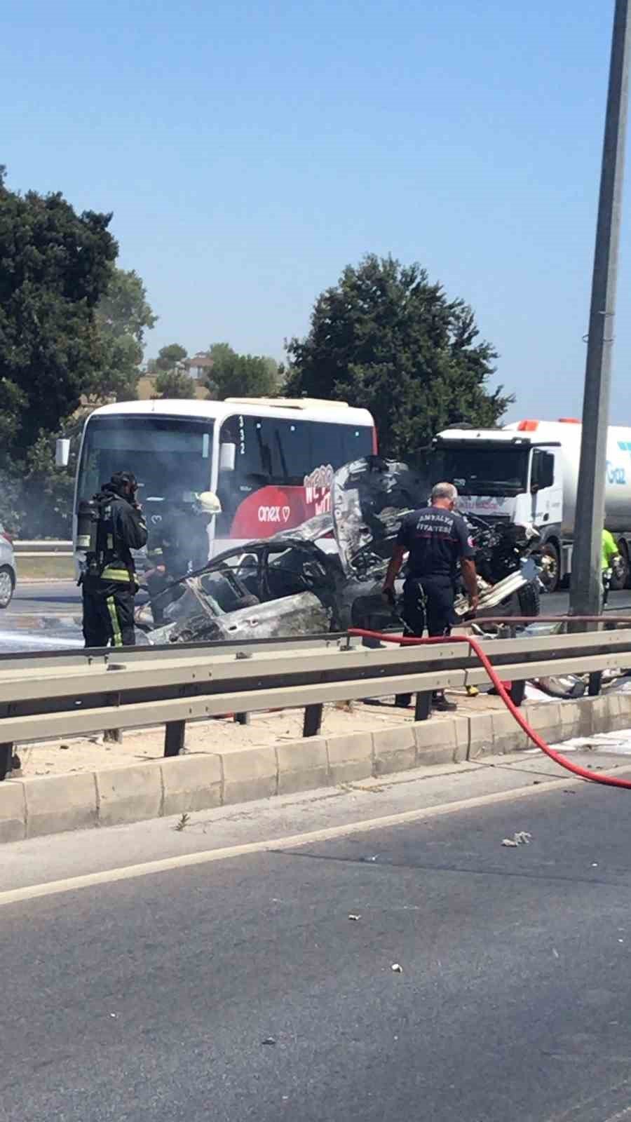 Manavgat’ta Bariyerlere Çarpan Otomobil Alev Aldı: 2 Yaralı