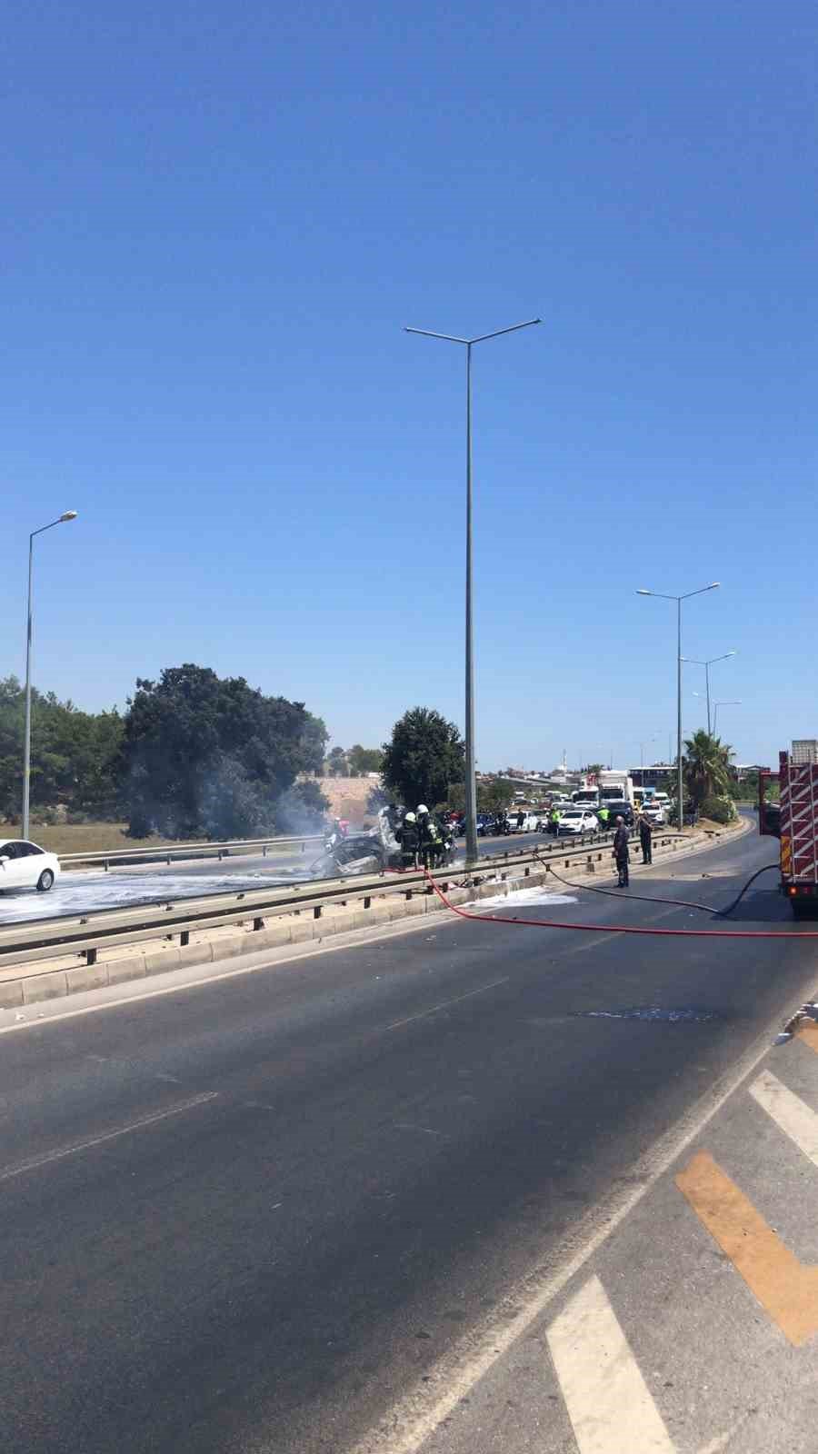 Manavgat’ta Bariyerlere Çarpan Otomobil Alev Aldı: 2 Yaralı