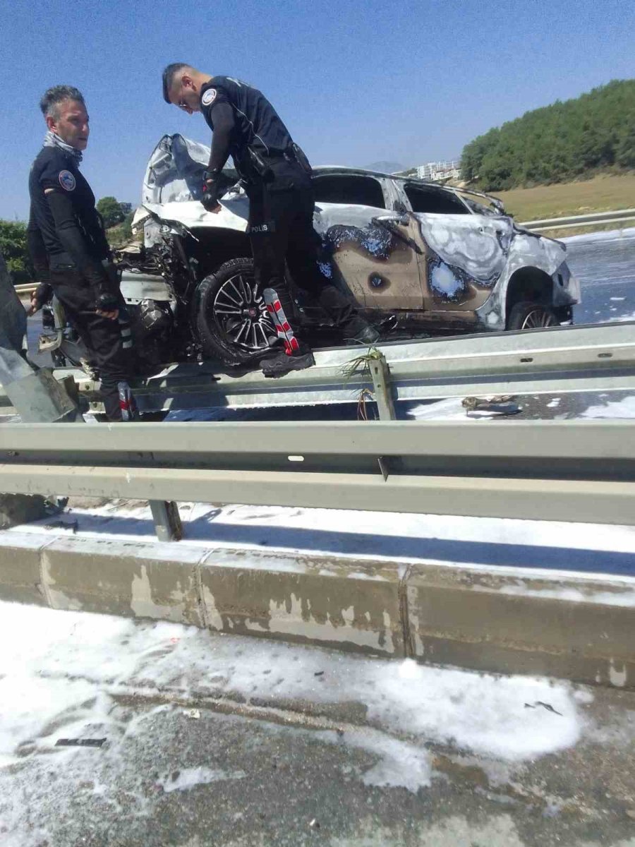 Manavgat’ta Bariyerlere Çarpan Otomobil Alev Aldı: 2 Yaralı