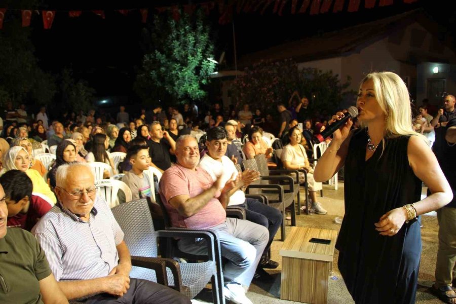 Antalya’daki Festivalde Sahnede İlginç An: Dron Sanatçının Kafasına Çarptı