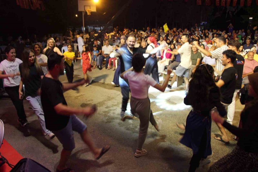 Antalya’daki Festivalde Sahnede İlginç An: Dron Sanatçının Kafasına Çarptı