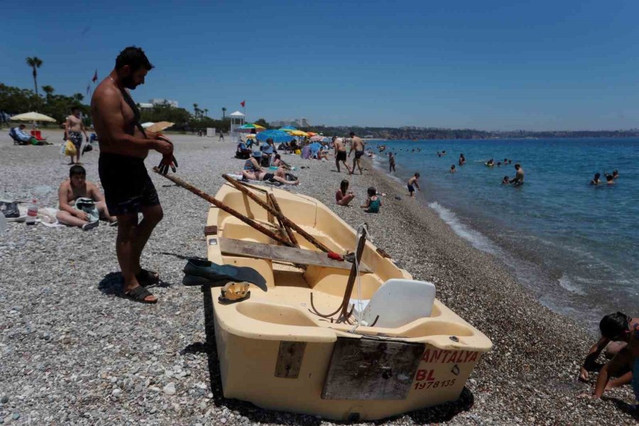 Metal Çıkarmak İçin Denize Daldı, Batmış Tekneyi Bulup Kıyıya Çıkardı