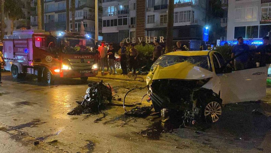 Ticari Taksi Refüje Çarptı, Motoru Yerinden Fırladı