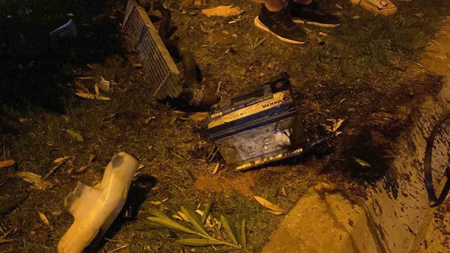 Ticari Taksi Refüje Çarptı, Motoru Yerinden Fırladı