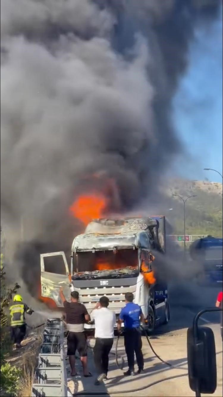 Mersin’de Tır Alev Alev Yandı