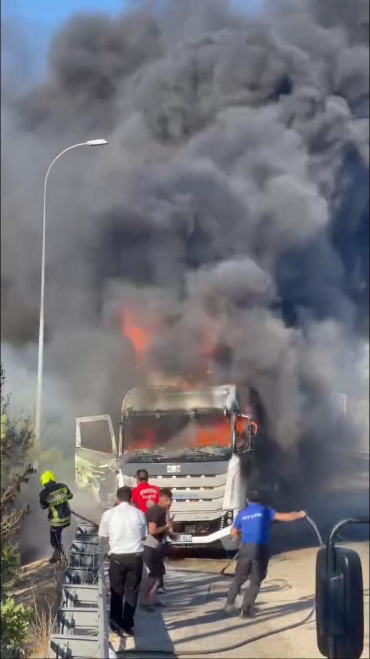 Mersin’de Tır Alev Alev Yandı
