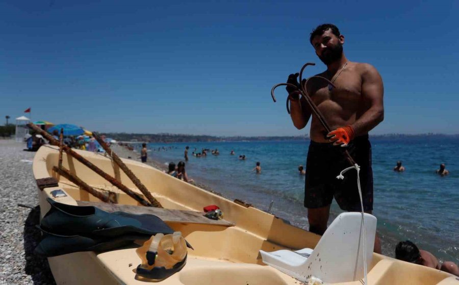 Metal Çıkarmak İçin Denize Daldı, Batmış Tekneyi Bulup Kıyıya Çıkardı