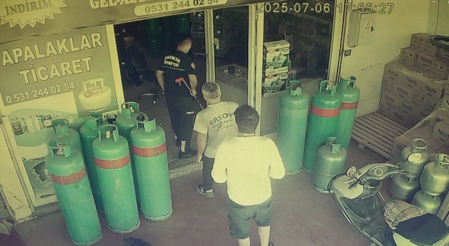 Dükkana Giren Yılan, Esnafı Sokağa Fırlattı