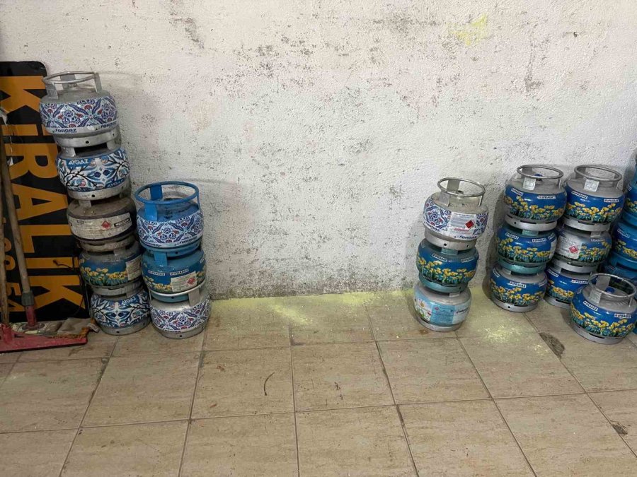 Dükkana Giren Yılan, Esnafı Sokağa Fırlattı