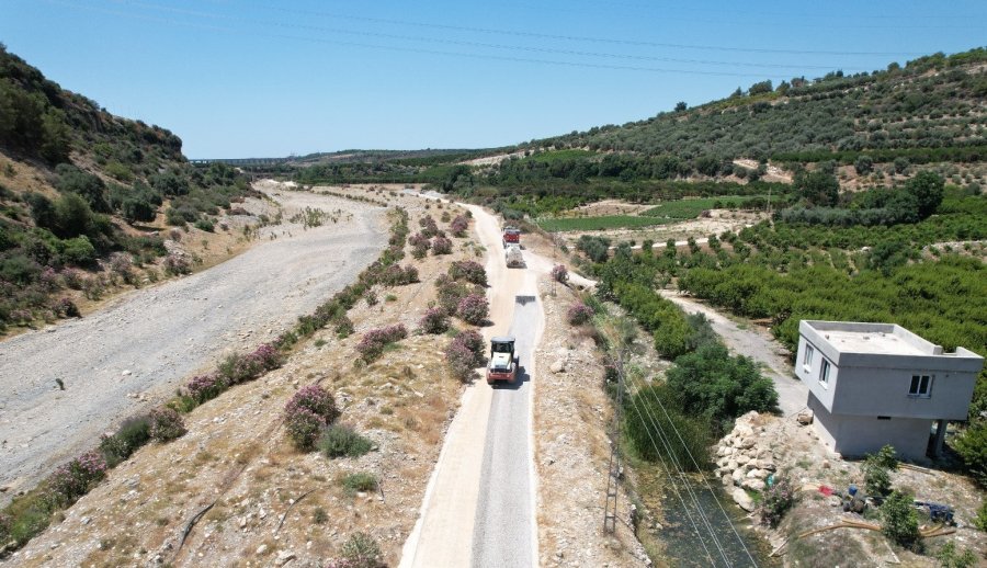 Akdeniz’de Kırsal Mahallelere Yol Desteği Sürüyor