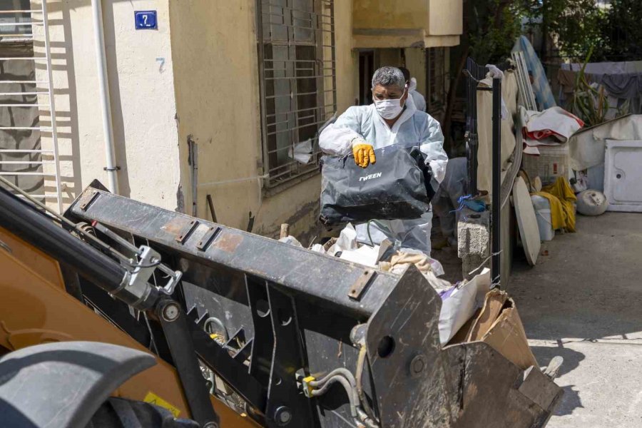 Mersin’de Çöp Ev Temizlendi, 10 Kamyon Çöp Çıkarıldı