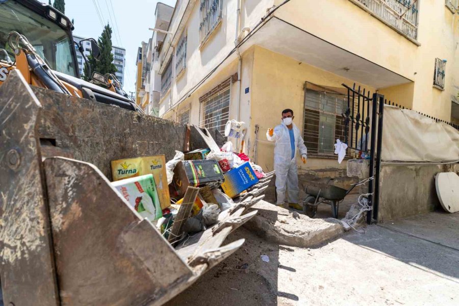 Mersin’de Çöp Ev Temizlendi, 10 Kamyon Çöp Çıkarıldı