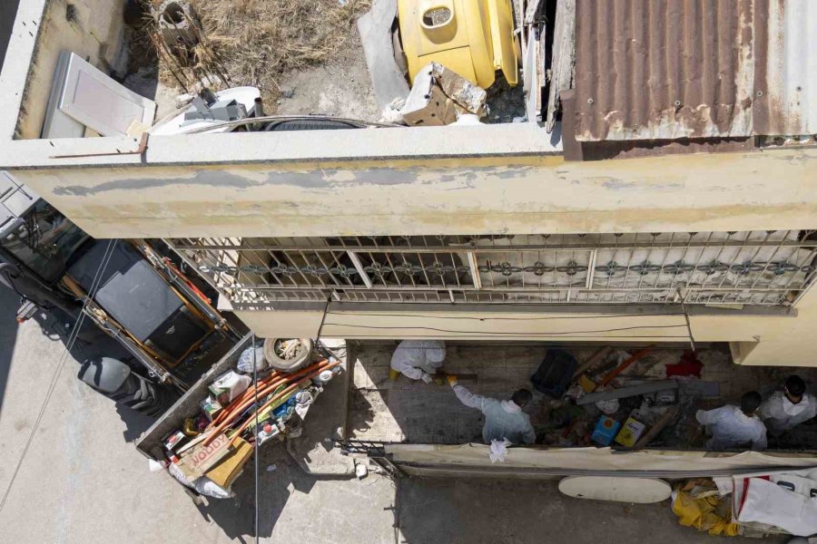 Mersin’de Çöp Ev Temizlendi, 10 Kamyon Çöp Çıkarıldı