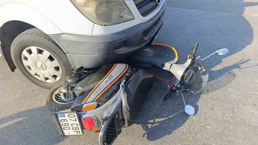 Minibüsün Altında Kalmaktan Kıl Payı Kurtuldu