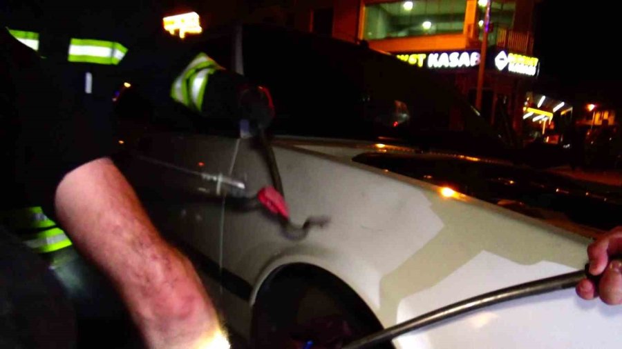 Konya’da Otomobilin Jantına Girerek Sıkışan Yılanı İtfaiye Çıkardı