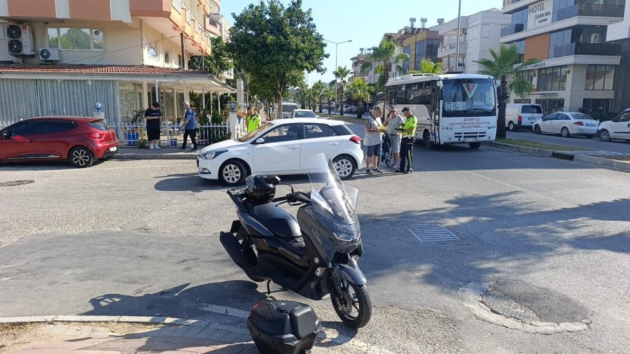 Manavgat’ta Otomobil İle Çarpışan Motosikletli Yaralandı