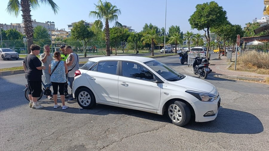 Manavgat’ta Otomobil İle Çarpışan Motosikletli Yaralandı