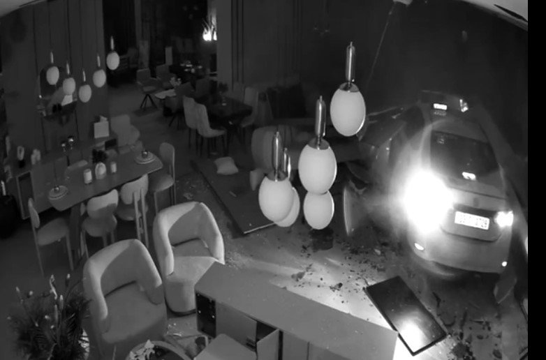 Mersin’de Kontrolden Çıkan Ticari Taksi Mağazaya Daldı