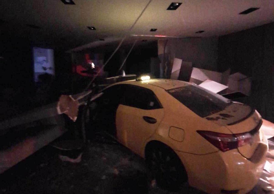 Mersin’de Kontrolden Çıkan Ticari Taksi Mağazaya Daldı