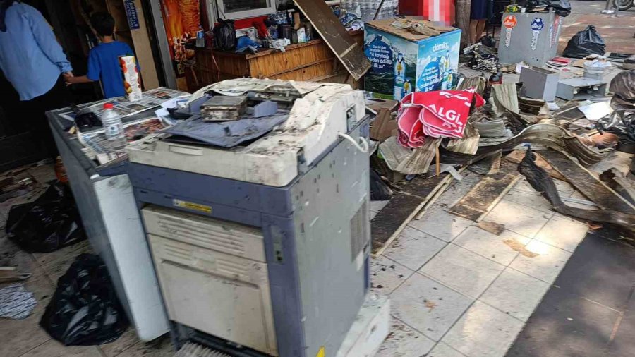 Antalya’da Yanan Büfe Küle Döndü