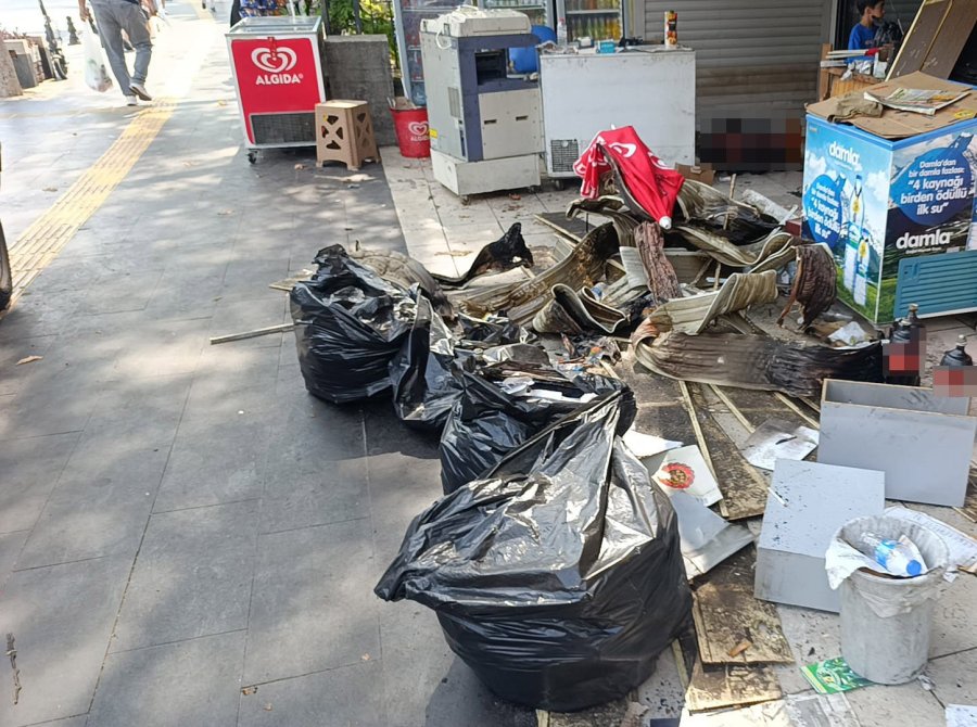 Antalya’da Yanan Büfe Küle Döndü
