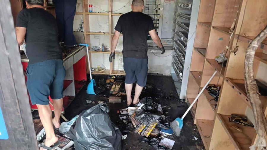 Antalya’da Yanan Büfe Küle Döndü