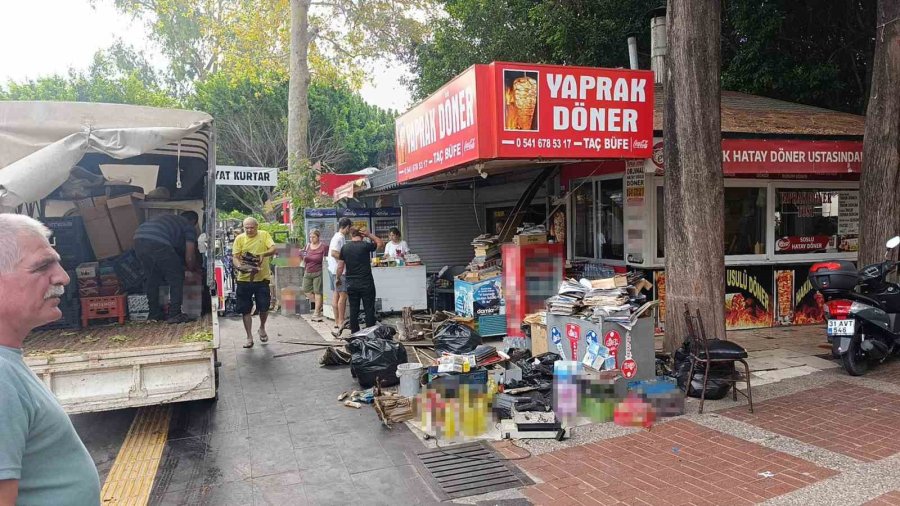 Antalya’da Yanan Büfe Küle Döndü