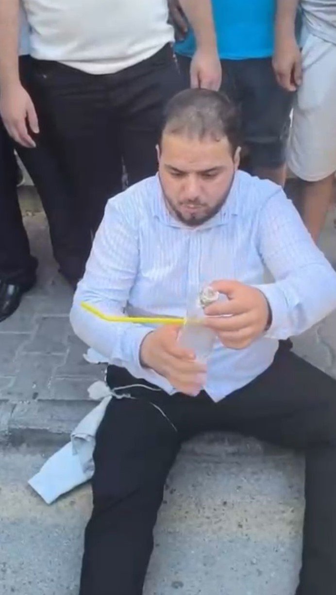 Cami Müezzini Bıçaklandı: O Anlar Kamerada