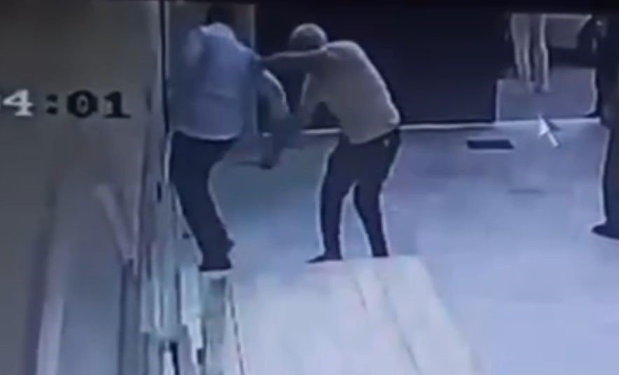 Cami Müezzini Bıçaklandı: O Anlar Kamerada