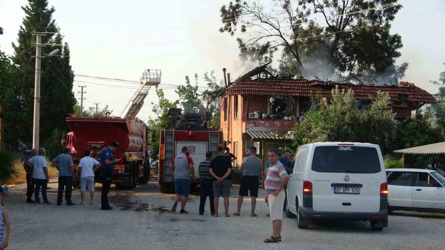 Dumanları Fark Edince 2 Torununu Da Alarak Çıktı, Evinin Üst Katı Küle Döndü