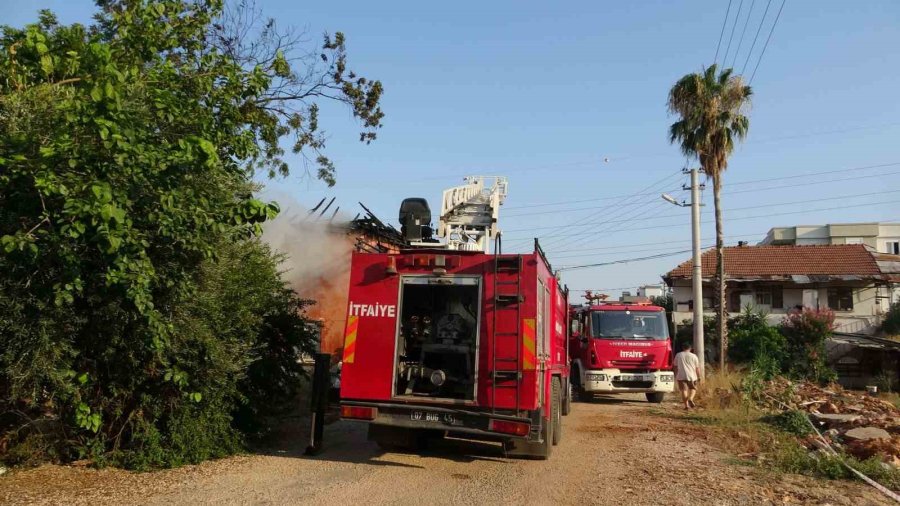 Dumanları Fark Edince 2 Torununu Da Alarak Çıktı, Evinin Üst Katı Küle Döndü
