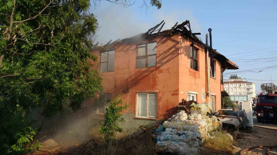 Dumanları Fark Edince 2 Torununu Da Alarak Çıktı, Evinin Üst Katı Küle Döndü