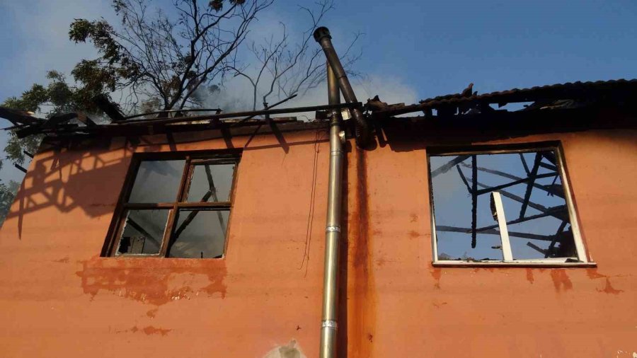 Dumanları Fark Edince 2 Torununu Da Alarak Çıktı, Evinin Üst Katı Küle Döndü