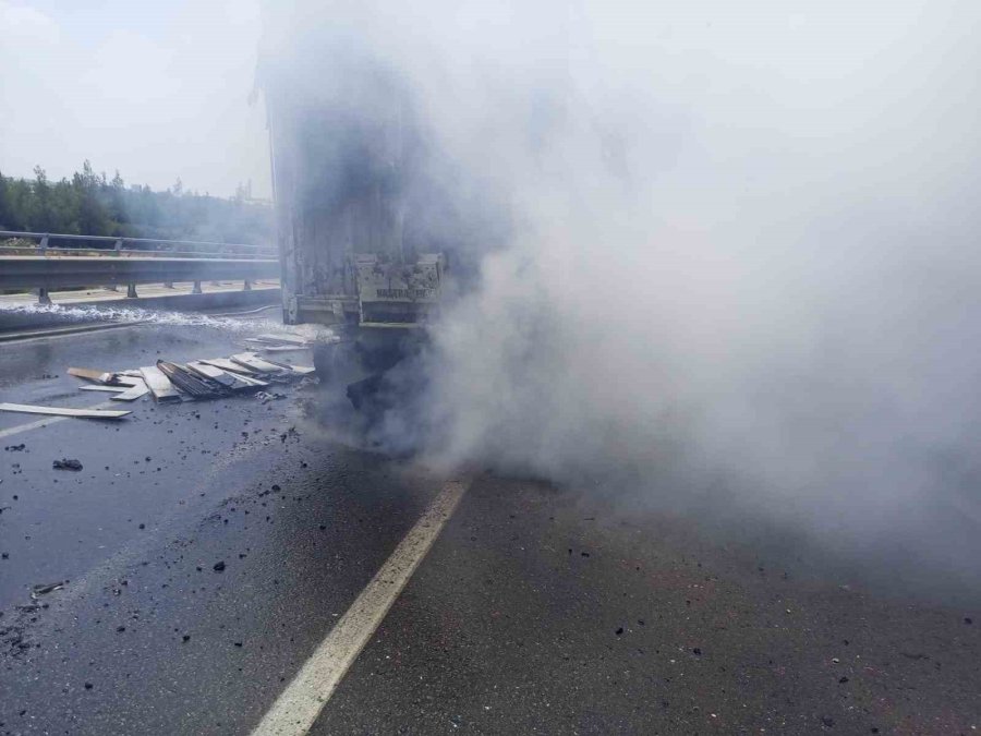 Kaza Yapan Tır Alev Alev Yandı