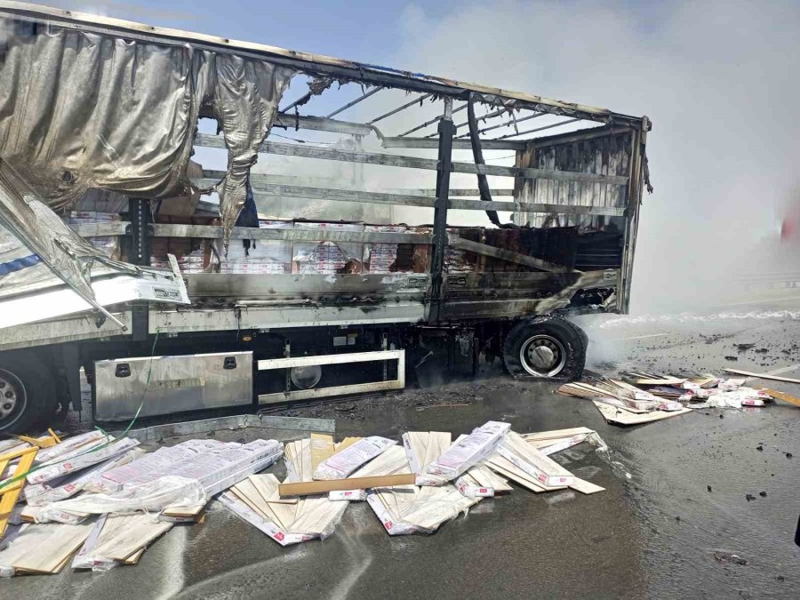 Kaza Yapan Tır Alev Alev Yandı
