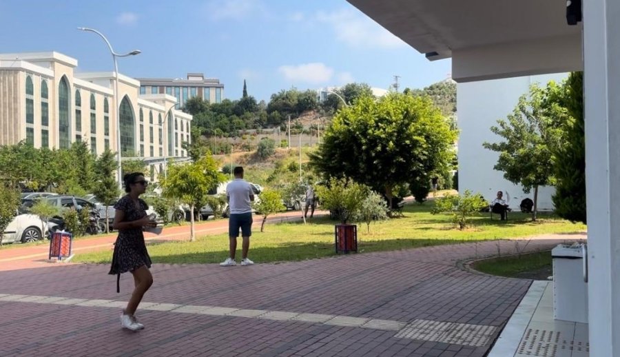 Sınavı Dakikalarla Kaçırdılar, Tabelayı Göremedikleri Söylenince İçeri Alındılar