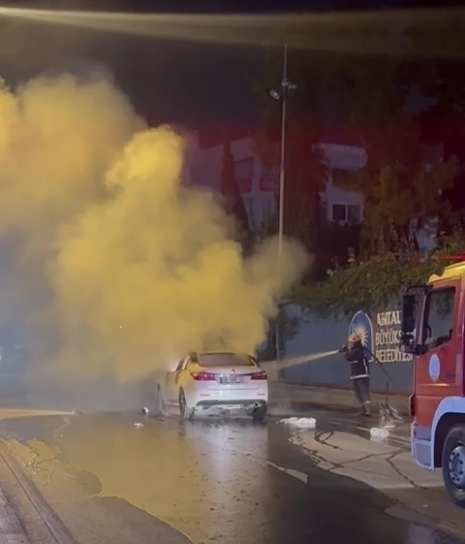 Seyir Halindeyken Yanmaya Başlayan Otomobil Alev Topuna Döndü