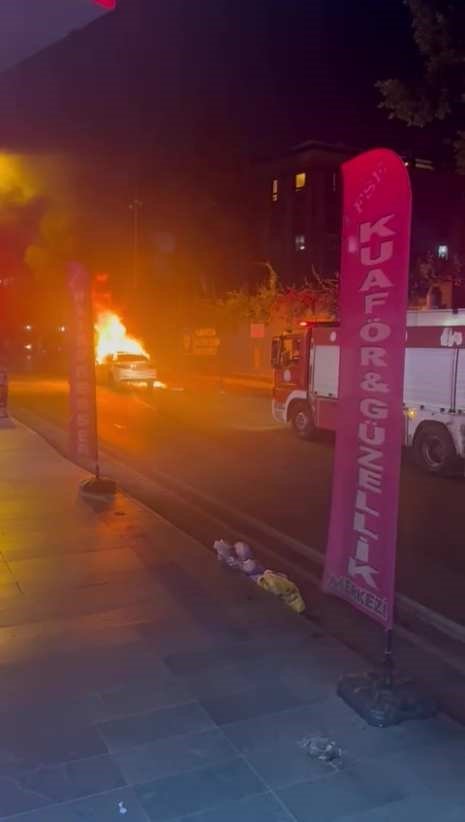 Seyir Halindeyken Yanmaya Başlayan Otomobil Alev Topuna Döndü