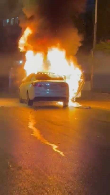 Seyir Halindeyken Yanmaya Başlayan Otomobil Alev Topuna Döndü