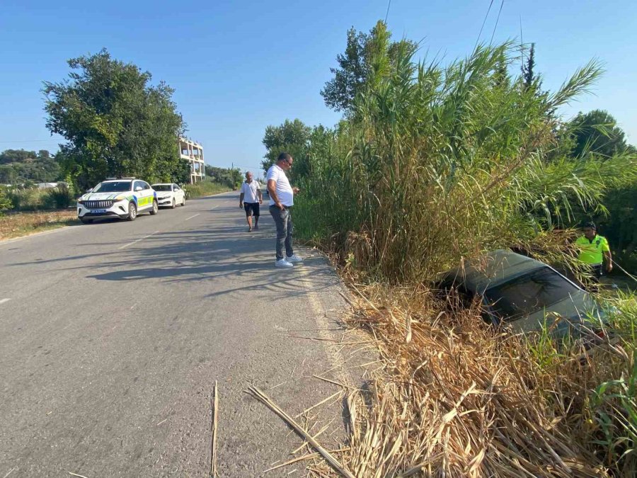 Antalya’da Otomobil Şarampole Uçtu: Anne Ve Kızı Yaralandı