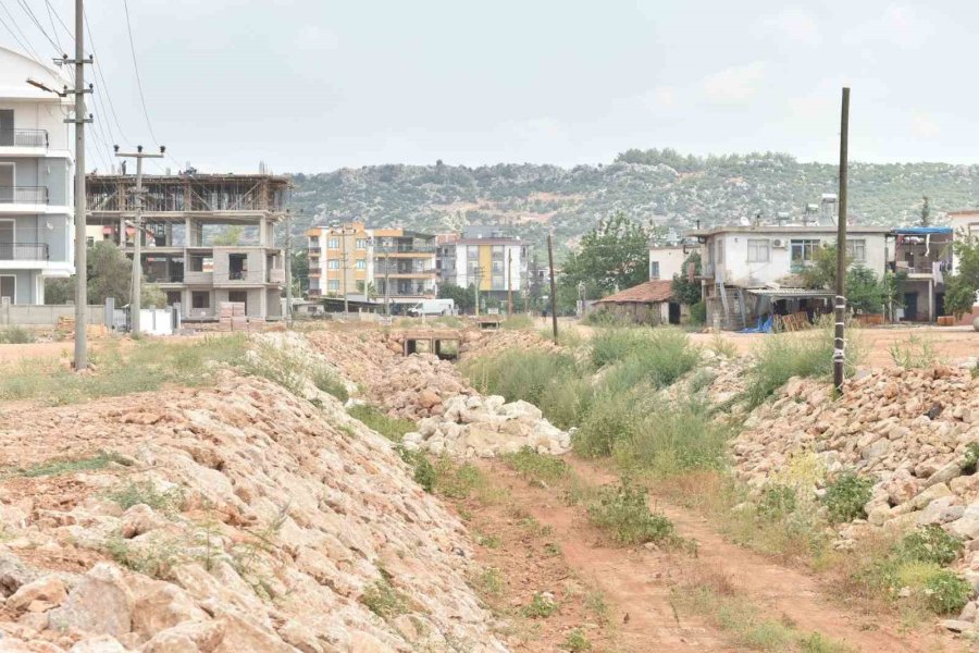 Kepez’in Demirel Mahallesi’nde Dere Islah Çalışması Yapıldı