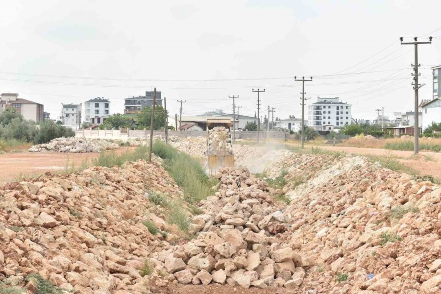 Kepez’in Demirel Mahallesi’nde Dere Islah Çalışması Yapıldı