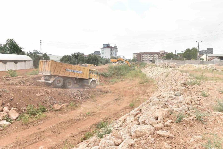 Kepez’in Demirel Mahallesi’nde Dere Islah Çalışması Yapıldı