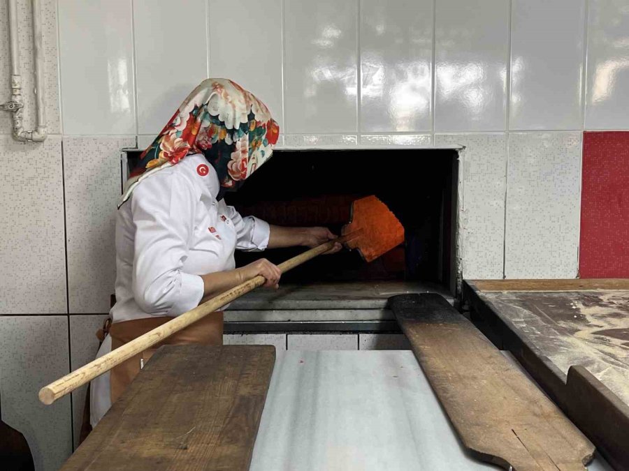 Konya’da Etli Ekmek Kadın Ustanın Elinde Lezzet Buluyor