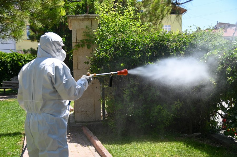 Selçuklu Belediyesi Yeşil Alan İlaçlamalarını Dış Mahallelerde De Sürdürüyor