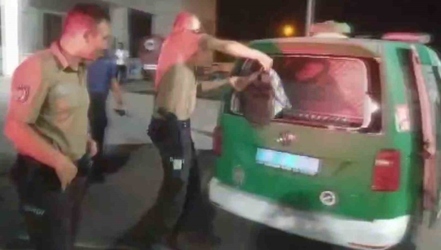 Alkollü Sürücü Önce Polise Direnip Zorluk Çıkardı, Sonra Polis Aracının Camını Kırdı