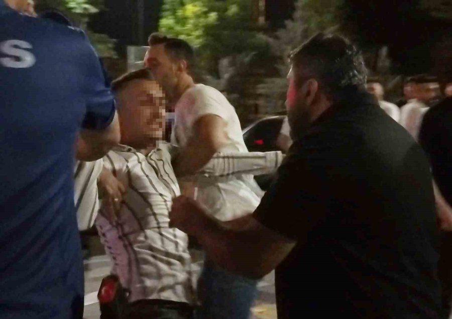 Alkollü Sürücü Önce Polise Direnip Zorluk Çıkardı, Sonra Polis Aracının Camını Kırdı