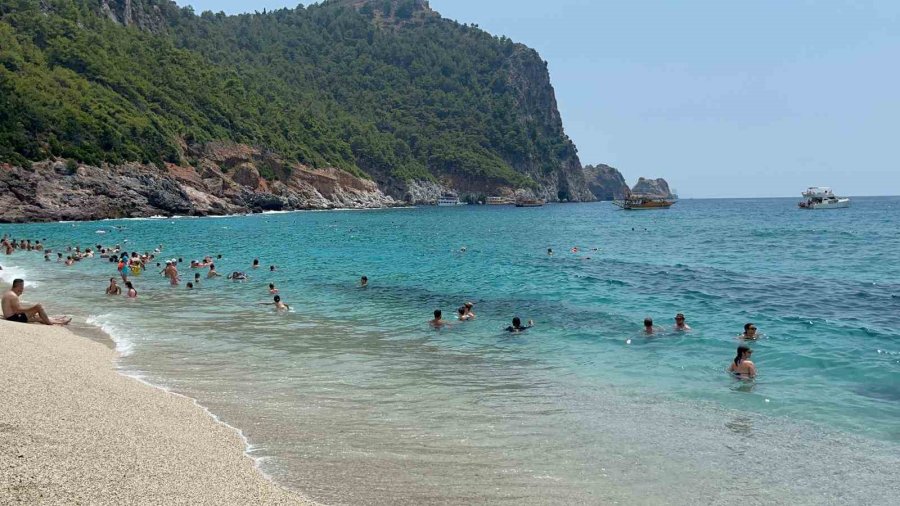 Alanya’da Serinlemek İsteyen Turistler Soluğu Kleopatra Plajı’nda Aldı
