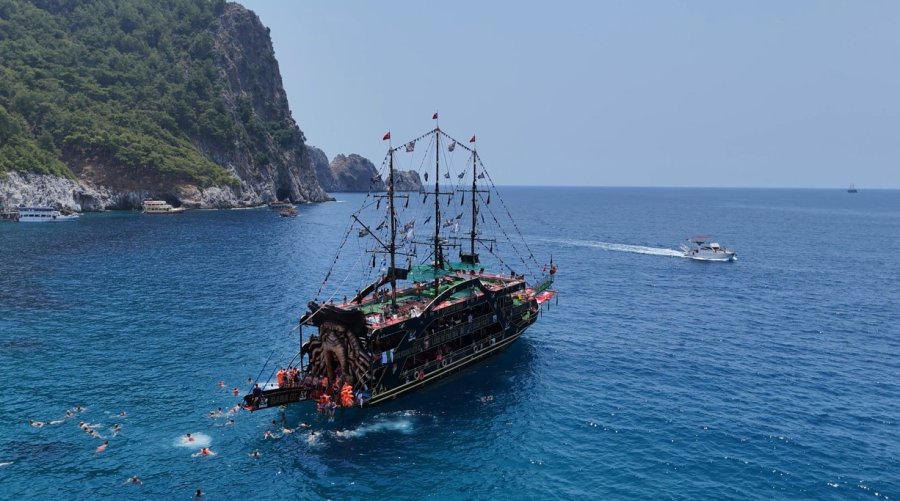 Alanya’da Serinlemek İsteyen Turistler Soluğu Kleopatra Plajı’nda Aldı